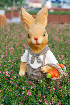花圃里的兔子雕塑