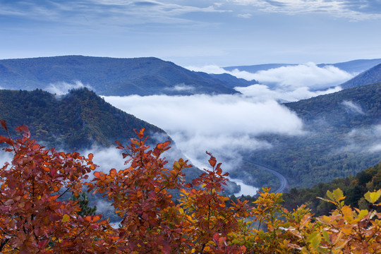 雾锁山峦