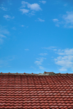 蓝天下的红瓦屋顶