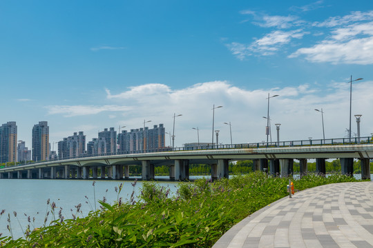 中国苏州市园区环金鸡湖步行街风