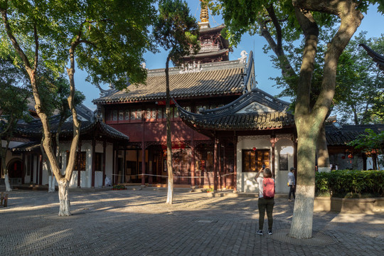 中国苏州市傍晚的姑苏城寒山寺风