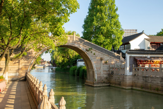 中国苏州市傍晚的姑苏城寒山寺风