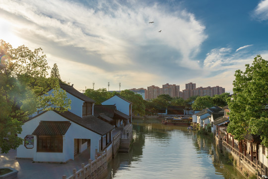 中国苏州市傍晚的姑苏城寒山寺风