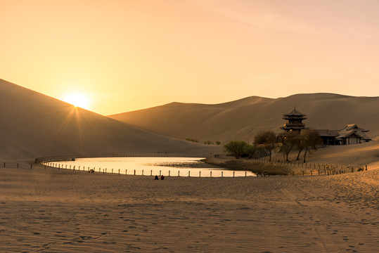 敦煌鸣沙山月牙泉晨景