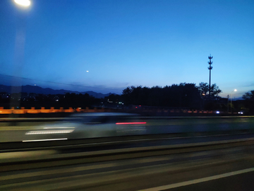 傍晚的高速路