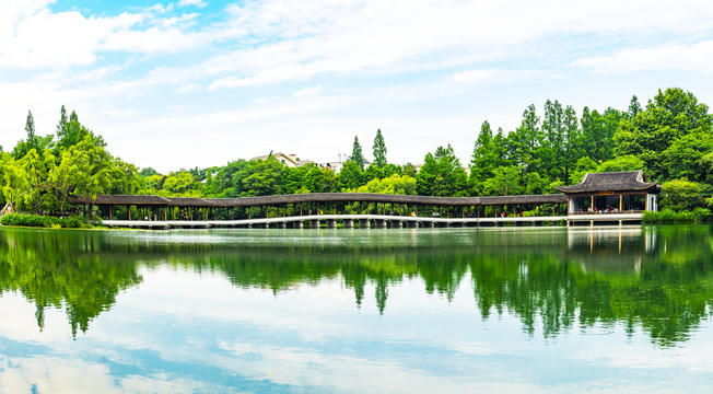 杭州西湖浴鹄湾景区飞虹廊全景