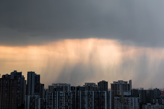 天空中的异象暴雨来袭