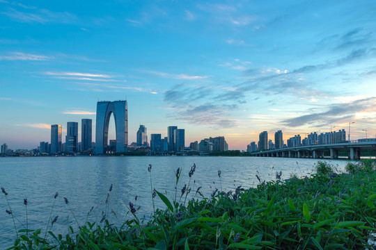 中国苏州市夜晚美丽的金鸡湖风景