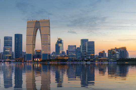 中国苏州市夜晚美丽的金鸡湖风景