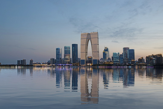 中国苏州市夜晚美丽的金鸡湖风景