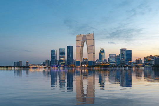 中国苏州市夜晚美丽的金鸡湖风景