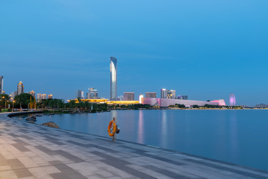 中国苏州市夜晚美丽的金鸡湖风景