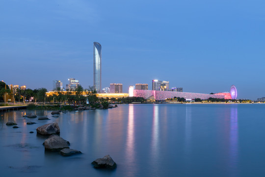 中国苏州市夜晚美丽的金鸡湖风景