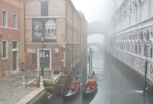 晨雾中的威尼斯叹息桥