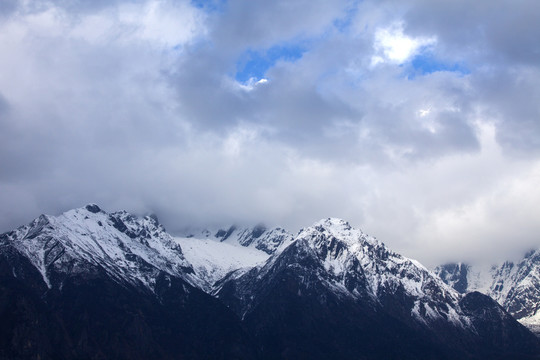 云雾中的雪山