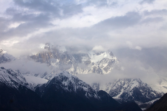 云雾中的雪山