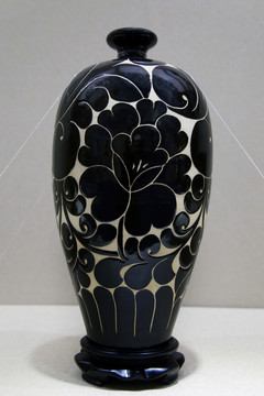 牡丹纹黑釉刻花陶瓷瓶