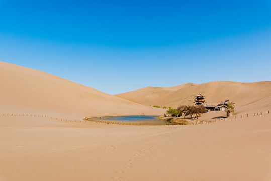 敦煌鸣沙山月牙泉