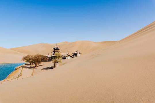 敦煌鸣沙山月牙泉景区