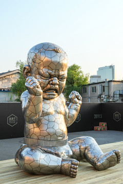 巨婴雕塑