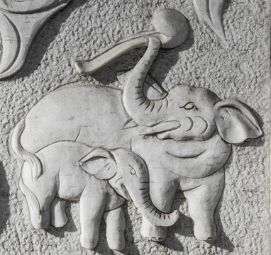 鞍山玉佛寺石桥栏大象与小象浮雕