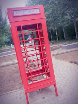 公园里的粉红电话亭
