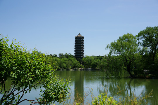 北京大学未名湖博雅塔