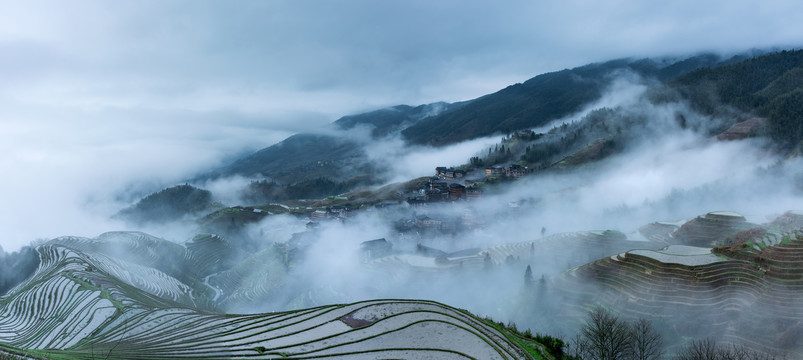 龙脊烟雨全景