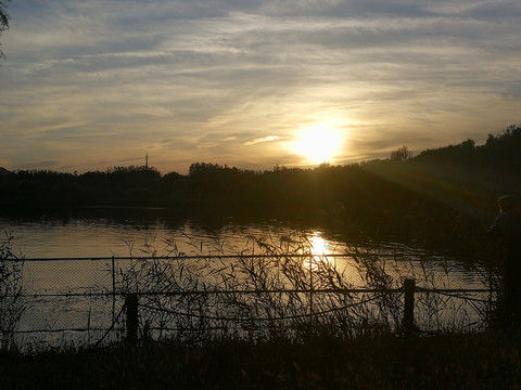 夕阳湖面围栏