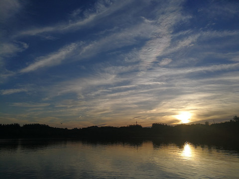 晚霞湖面落日