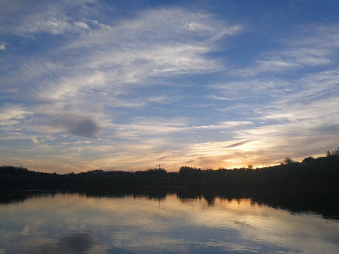 彩云湖面倒影夕阳