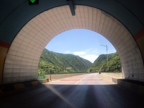阳光隧道出口