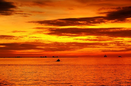 大海夕阳渔船