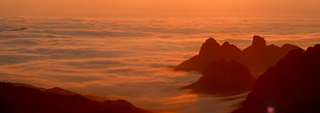 太行山日月星云海日出