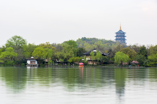 杭州西湖苏堤雷峰塔