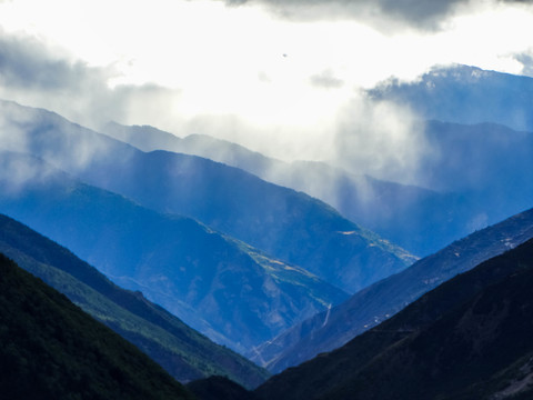 崇山峻岭