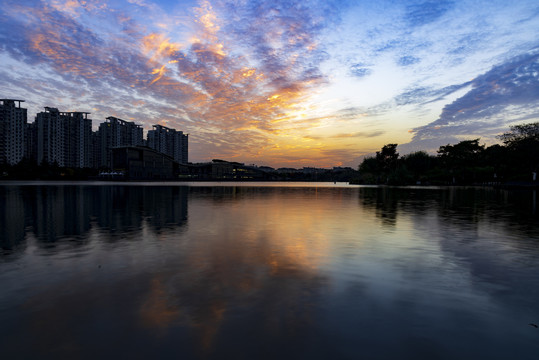 青浦图书馆晚霞