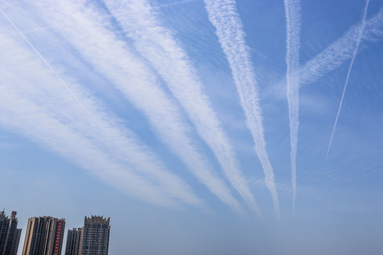 天空飞机拉线