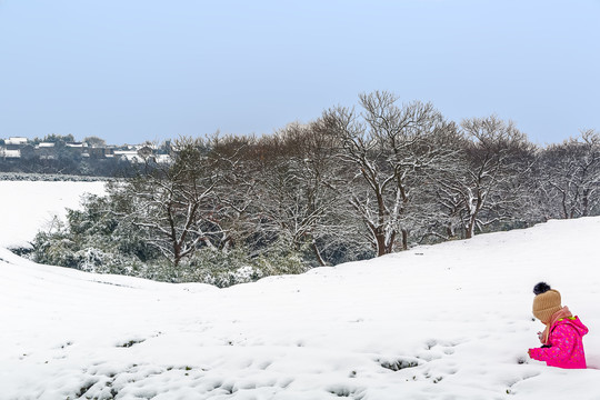 敬亭山雪景冬景雪地里小女孩玩雪