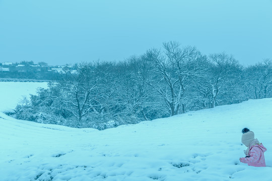 敬亭山雪景冬景雪地里小女孩玩雪