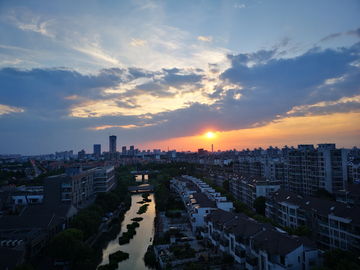 城市夕阳