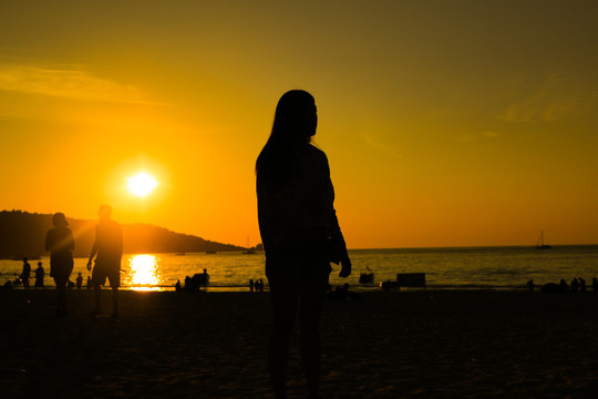 日落黄昏海滩人物少女剪影