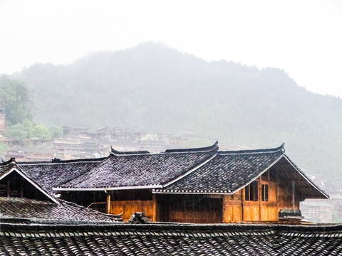 雨中苗寨