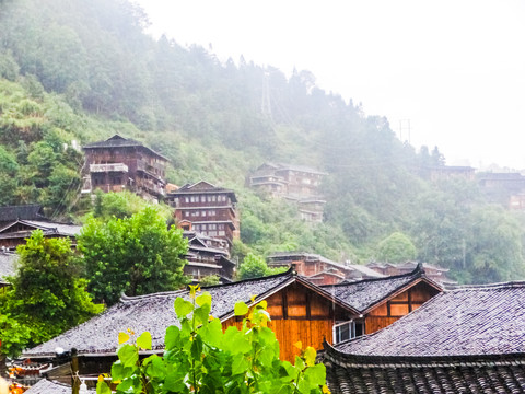 雨中苗寨