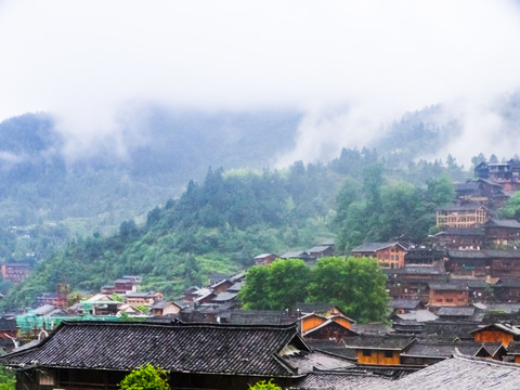 雨中苗寨