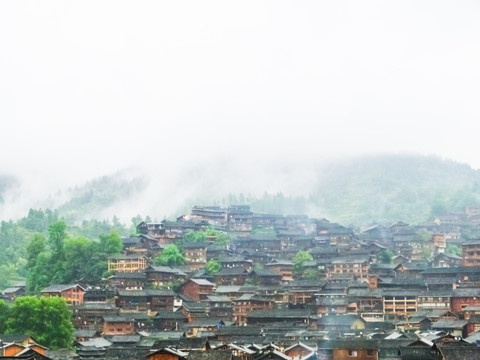 雨中苗寨