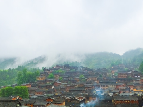 雨中苗寨