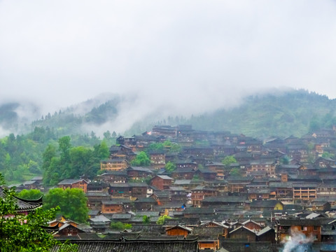 雨中苗寨