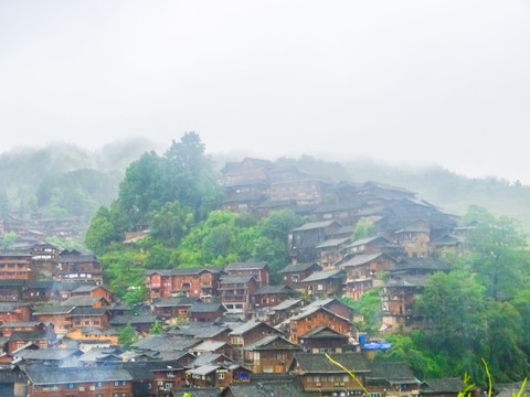 雨中苗寨