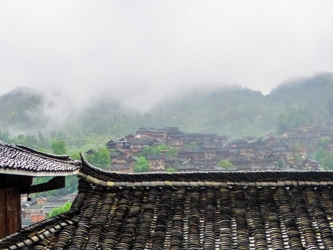 雨中苗寨